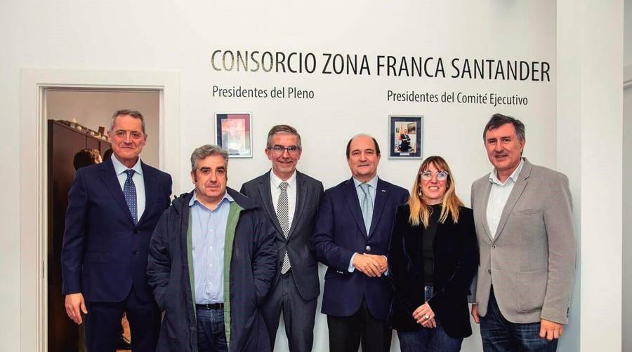 Desde la izquierda: Fernando Cámara, director general de la Zona Franca de Santander; Agustín Navarro, concejal de Fomento del Ayuntamiento de Santander; César Díaz, presidente de la Autoridad Portuaria de Santander; Modesto Piñeiro, expresidente de la Zona Franca de Santander; Eugenia Gómez, delegada del Gobierno en Cantabria; Francisco Fernández Mañanes, Delegado Especial del Estado en la Zona Franca de Santander.