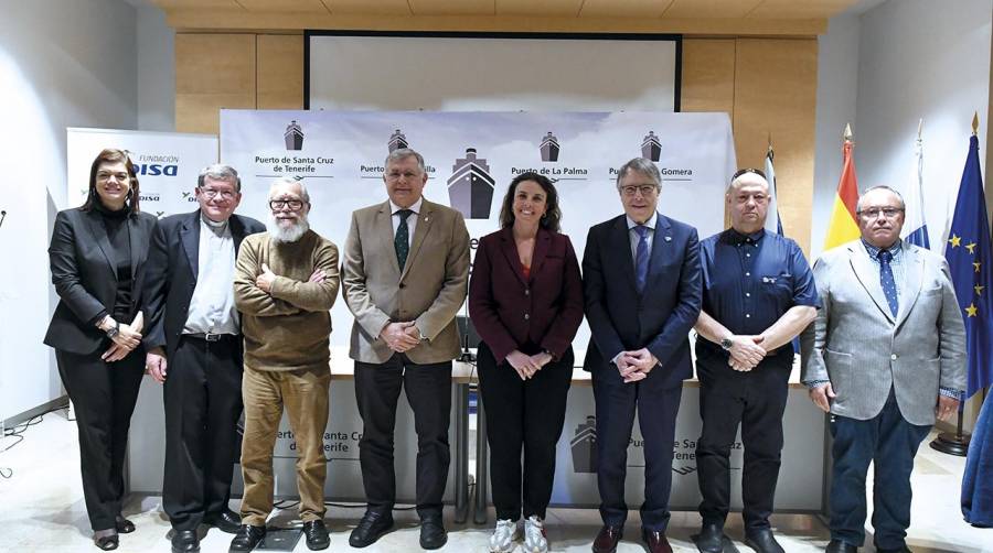 La Autoridad Portuaria de Santa Cruz de Tenerife y Fundación DISA hacen entrega a Naves de Esperanza, Stella Maris y Mensajeros de La Paz, de los cheques beneficiarios.