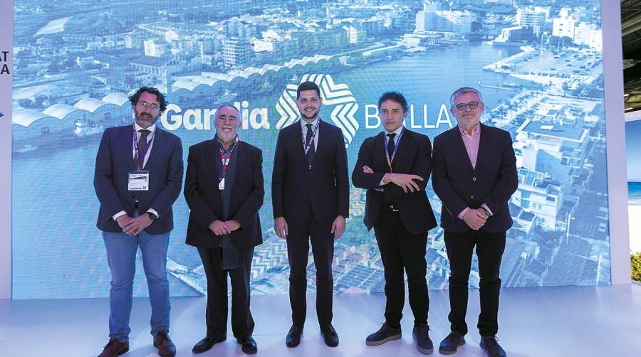 De izquierda a derecha: Vicent Mascarell, concejal de Turismo y Playas de Gandia;, Francesc Sánchez, director general de la APV; José Manuel Prieto, alcalde de Gandia; Francesc Colomer, secretario autonómico de Turismo de la Generalitat Valenciana; y Josep Alandete, vicealcalde y concejal de Urbanismo de Gandia.