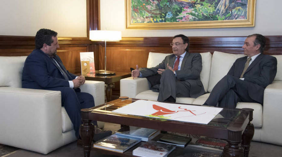 El presidente de la Diputaci&oacute;n de Castell&oacute;n, Javier Moliner, se reuni&oacute; ayer con el presidente del consejo empresarial provincial de Castell&oacute;n de la CEV, Sebasti&aacute;n Pla, y el presidente de la CEV, Salvador Navarro.