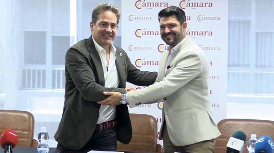 El presidente de la Cámara, Karim Bulaix, y el socio y director de Marketing de IMBS, Antonio Padrón.