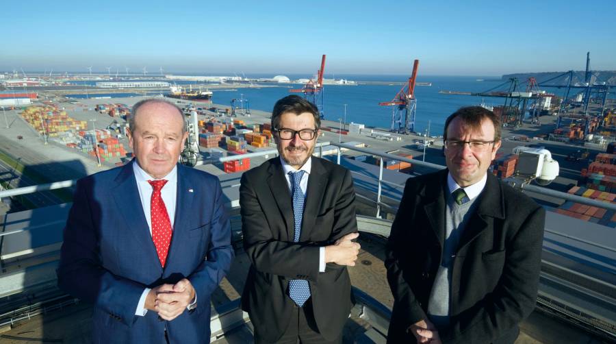 Ricardo Barkala, presidente de la Autoridad Portuaria de Bilbao; Álvaro Rodríguez Dapena, presidente de Puertos del Estado; y Álvaro Sánchez Manzanares, secretario general de Puertos del Estado.