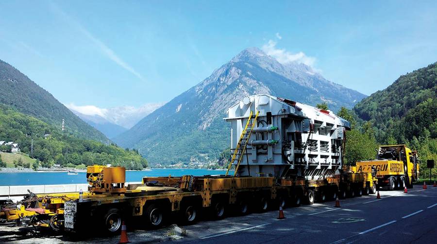 El Gobierno Vasco podrá monitorizar la salida y la llegada de los transportes especiales. En la foto, un transporte internacional de la empresa vasca Arbegui.