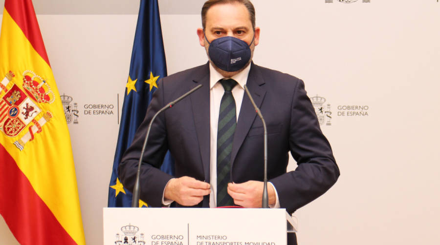 El ministro de Transportes, Jos&eacute; Luis &Aacute;balos, ayer en la rueda de prensa en el Ministerio. Foto M.J.