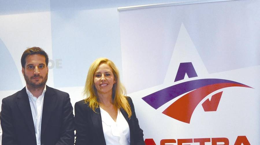 Diego Carbajosa, director de la consultora Talento Grupo Internacional junto a la presidenta de ASETRA, Virginia Muñoz.