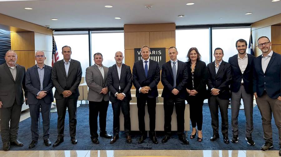 La presidenta de la Autoridad Portuaria, Beatriz Calzada, y el vicepresidente de Valaris Limited, Gilles Luca, han rubricado el documento este lunes en Houston.