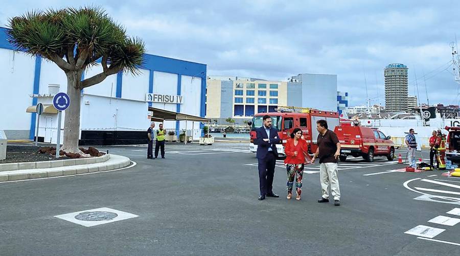 El incendio en la nave de Frisu del Puerto de Las Palmas continúa activo en dos focos menores