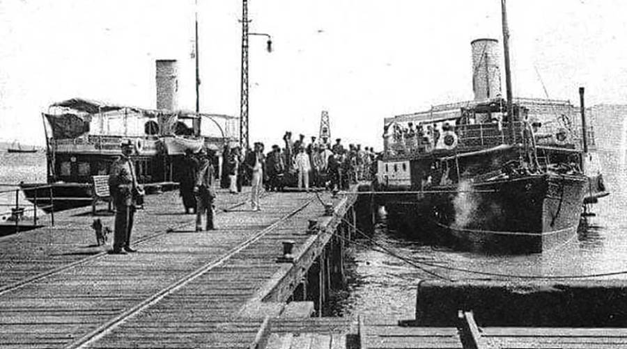 A&ntilde;o 1892, muelle de Madera para el tren.