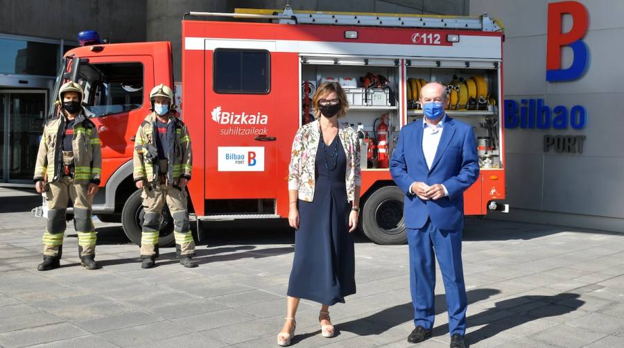 La Diputada Foral, Elixabete Etxanobe, y el presidente de la Autoridad Portuaria, Ricardo Barkala.