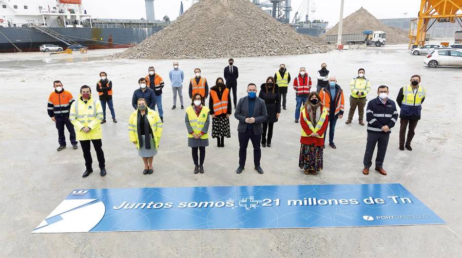 Para conmemorar los resultados obtenidos en 2021, PortCastelló congregó a 21 representantes de la Comunidad Portuaria en el muelle de la Cerámica para visibilizar que “juntos somos más y que solo el esfuerzo colectivo hace posible cosechar éxitos”.