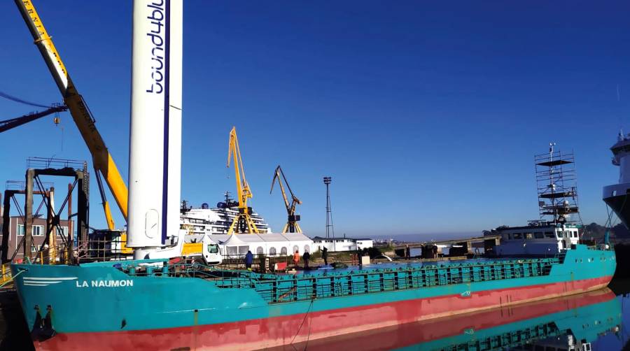 El astillero Astander acoge la instalación en el buque “La Naumon” de la vela rígida eSAIL de bound4blue