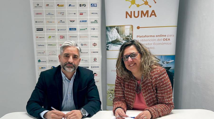 Óscar Bas, secretario ejecutivo de ADINE junto a Lourdes Morales, de Numa Extremadura.