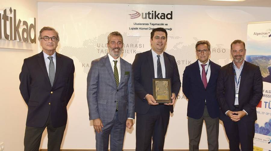 Ignacio Enríquez, agregado comercial de la embajada de España; Cihan Özkal, consejero de Utikad; Alperen Güler, director general de Utikad; Nicolás Martínez, jefe del Departamento de Desarrollo de Negocio de la Autoridad Portuaria (APBA) y Manuel Cózar, presidente de la Asociación de Transitarios del Puerto de Algeciras (ATEIA).