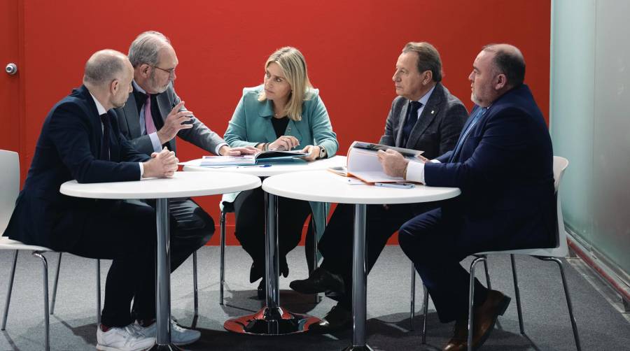 Reunión mantenida en Cevisama con Marta Barrachina y representantes de Ascer.