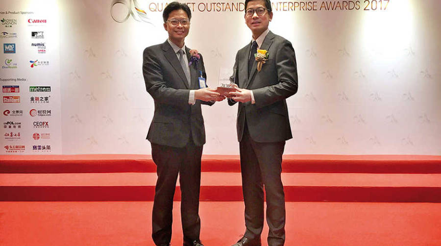 Samuel Lau, director general adjunto de Log&iacute;stica Integrada de Kerry Logistics (derecha) recibe el Outstanding Global 3PL Award en los premios QOEA 2017.