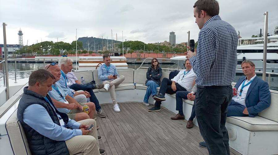 La delegación durante la visita al Port Vell.