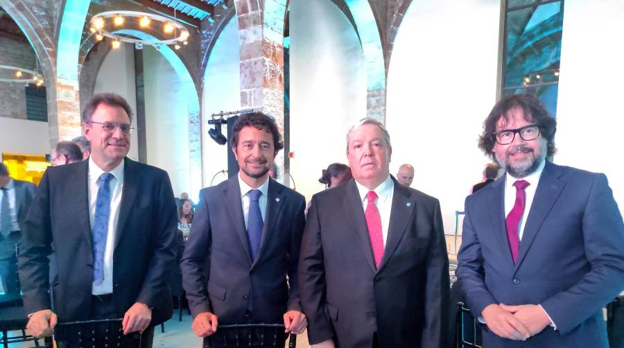 Julio Carlos Fuentes, subdirector general de Normativa Marítima y Cooperación Internacional de la Dirección General de la Marina Mercante, del Ministerio de Transportes, Movilidad y Agenda Urbana; Damià Calvet, presidente del Port de Barcelona; Jordi Trius, presidente de la Asociación de Consignatarios de Buques de Barcelona (ACB); y Ricard Font, secretario de Vicepresidencia y de Políticas Digitales y Territorio de la Generalitat de Catalunya. Foto Leila Escrihuela.