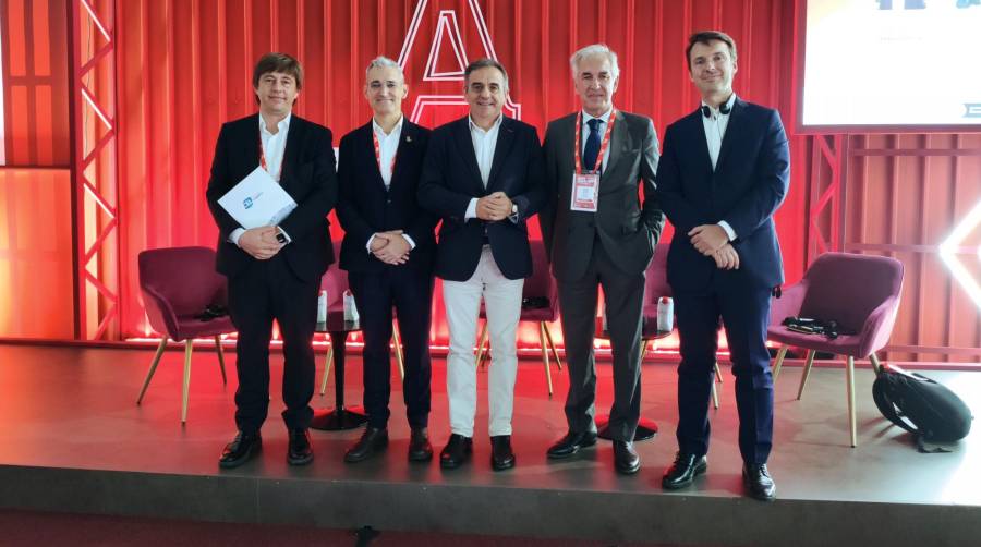 Ramón García (CEL); Enric Ticó (Transprime); Ramón Valdivia (ASTIC); José Luis Romero (ANESCO); y Javier Miranda (TXXI).