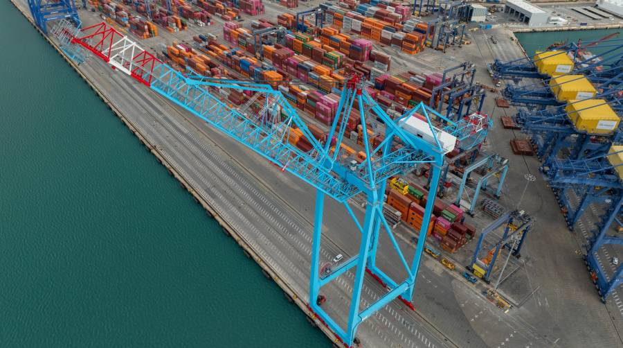 La primera de las grúas ya se encuentra en el Muelle de Levante del puerto de Valencia.