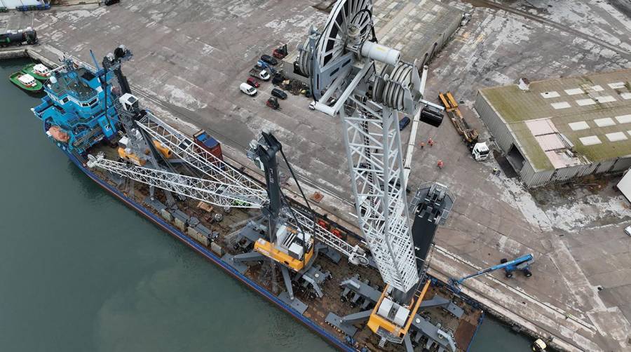 La nueva grúa llegó ayer al Puerto de Castellón.