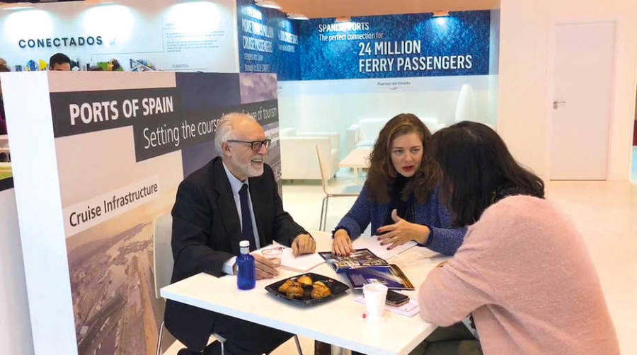 El gerente de la Fundaci&oacute;n PortCastell&oacute;, Miguel Rojo, y la responsable de cruceros, Susana Soria, durante uno de los encuentros celebrados en Fitur.