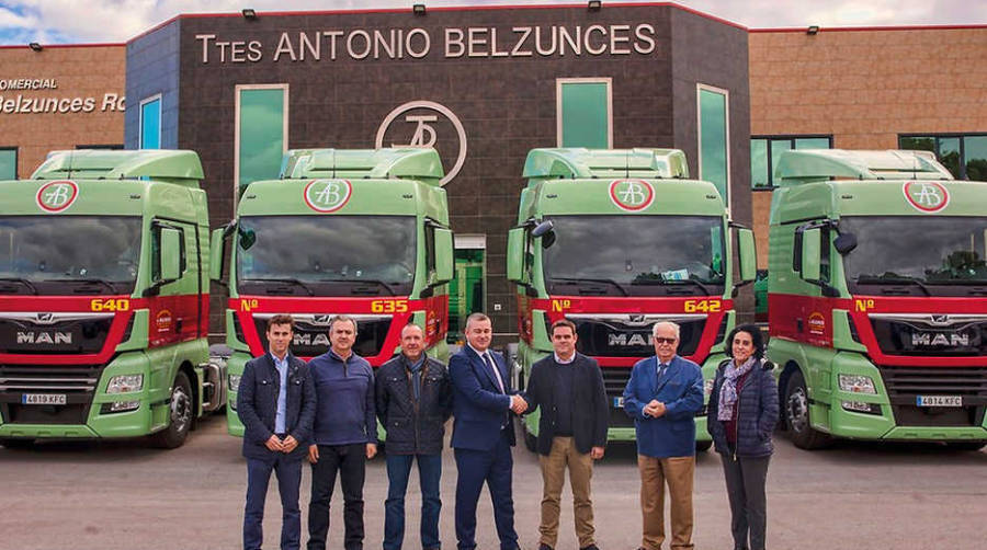 De izquierda a derecha: Andr&eacute;s Belzunces y Miguel Angel Fern&aacute;ndez de Transportes Belzunces, Pompeyo Garc&iacute;a y Emilio Mart&iacute;nez de MAN Truck &amp; Bus Iberia; Andr&eacute;s Belzunces, Antonio Belzunces y Mar&iacute;a Antonia Belzunces de Transportes Belzunces.