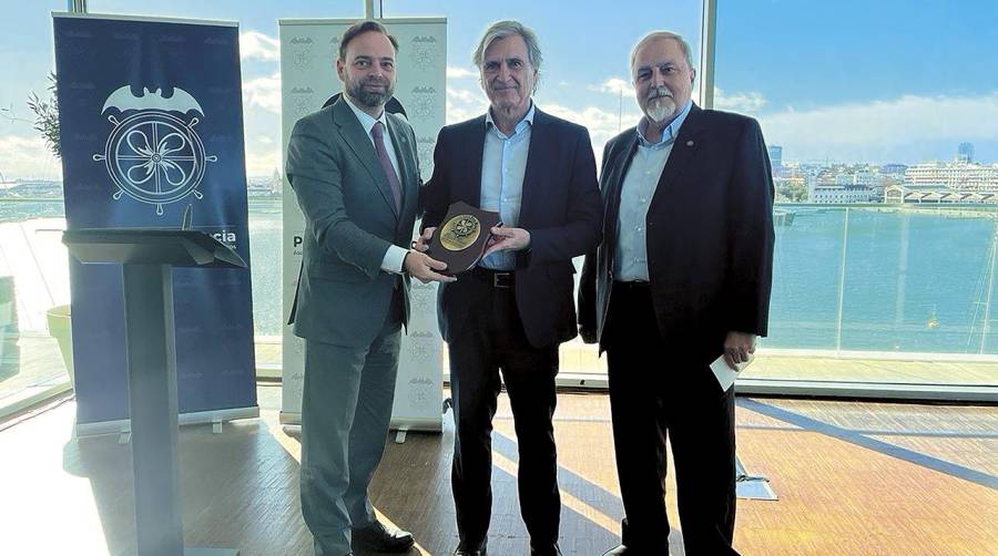 Alfredo Soler, presidente de Propeller Valencia, ha entregado una metopa conmemorativa a Jesús Cuéllar, presidente de Foro MADCargo, acompañado por Juan Cubells, socio del Propeller Valencia. Foto Juan Porta.