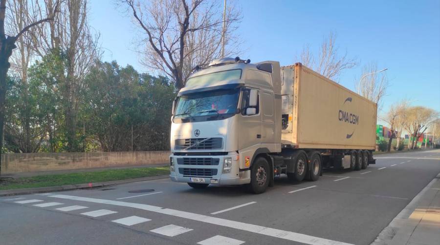 Camión circulando por la Calle A de Barcelona. Foto L.E.