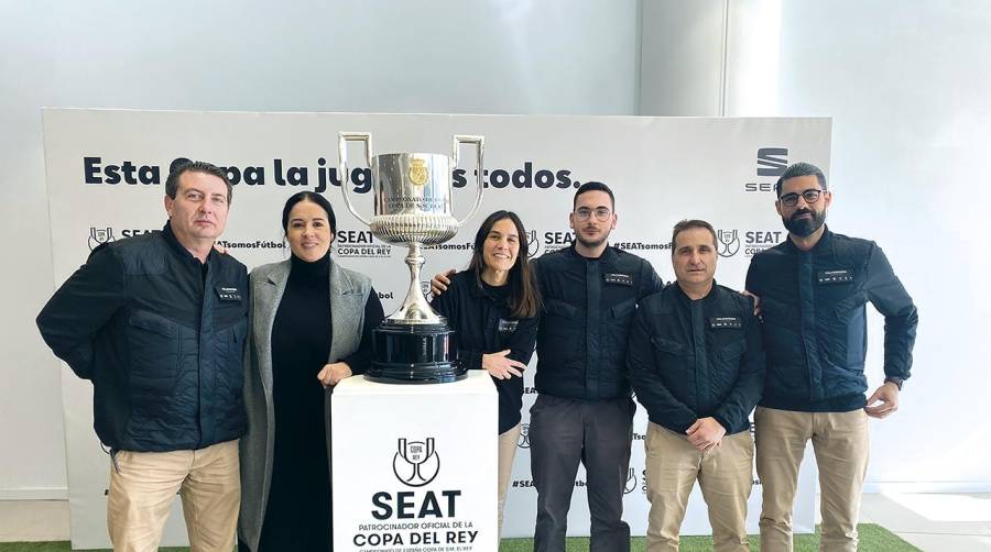 Parte del equipo de Seat Martorell en la presentación de la Copa de S.M. El Rey de fútbol masculino.