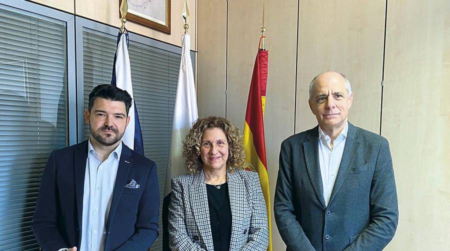 De izquierda a derecha: Antonio J. Padrón, socio y director de Marketing de IMBS; Mari Luz Cruz, directora de Formación y Empleo de la Cámara; y Santiago Sesé, presidente de la Cámara de Comercio de S/C de Tenerife.