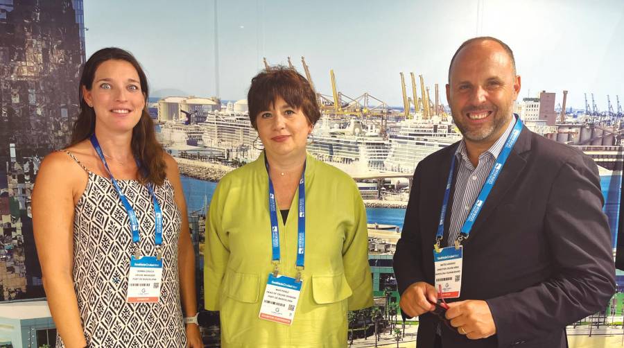 Gemma Gracia, comercial y estrategia de Port de Barcelona; Mar Pérez, jefa de cruceros de Port de Barcelona; y Mateo Asensio, director del área de cruceros del Turisme de Barcelona. Foto: J.C.S.