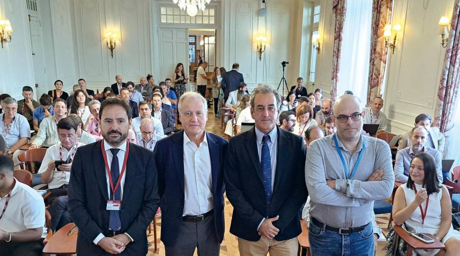 Desde la izquierda: Javier López, catedrático de la Universidad de Cantabria, director del Grupo de Riesgos Climáticos, Adaptación y Resiliencia de IHCantabria y director del Encuentro sobre la aplicación de IA en los puertos; Eduardo Arasti, consejero de Industria, Empleo, Innovación y Comercio del Gobierno de Cantabria; Francisco Martín, presidente de la Autoridad Portuaria de Santander; Pablo González Saquero, secretario general de la UIMP. Foto J.P.