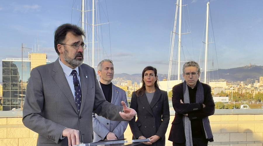 El presidente del Port de Barcelona, Luís Salvadó, junto al resto de autoridades presentes en la visita a las instalaciones del Institut de Nàutica de Barcelona.