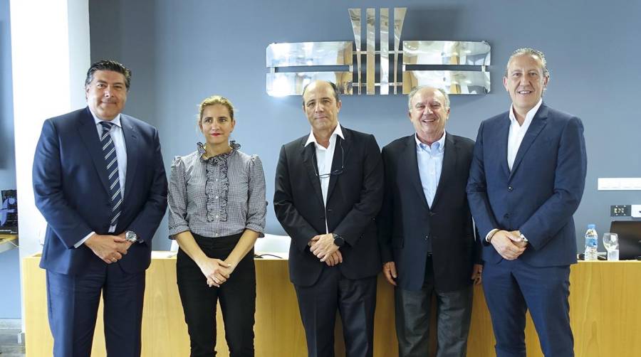 La nueva Junta Directiva de la EGM Fuente del Jarro acompañada por el presidente de Honor. De izquierda a derecha: Francisco Oliete, Nuria López, Carlos Serrano, Santiago Salvador y Manuel Peris.