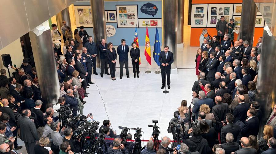 Momento en el que Óscar Puente ha hecho al anuncio de la licitación de las obras del nuevo muelle de contenedores del Puerto de Valencia. Foto F. V.