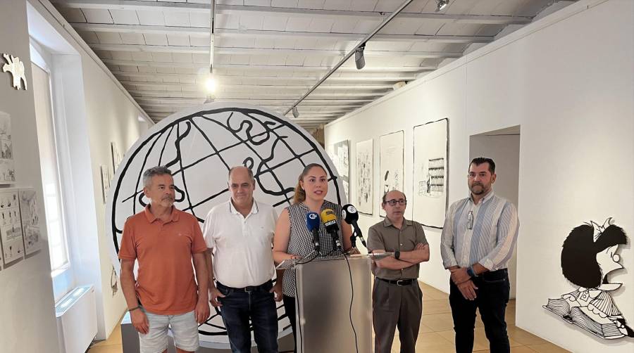 Diego Lavado, sobrino de Quino; Juan Manuel Cerdá, alcalde de Benicarló; Maite Pellicer, regidora de Cultura de Benicarló; Juan García, director Instituto Quevedo del Humor de la Universidad de Alcalá de Henares y José Martín Robles, del departamento de Comunicación y de Relaciones Externas de Valenciaport, han inaugurado la exposición.