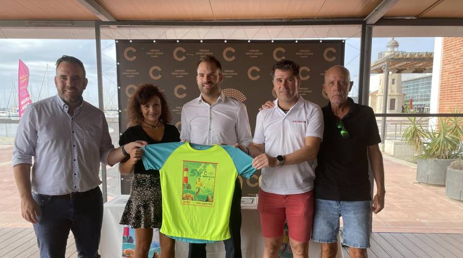 Rafa Simó, presidente de la Autoridad Portuaria de Castellón; Carmen Gil, de la Fundación Ateneo; Pablo López, director de Orenes Gran Casino Castellón; Vicente Gonzalbo, gerente de Run Addiction y Ximo Martín, de Run Addiction.