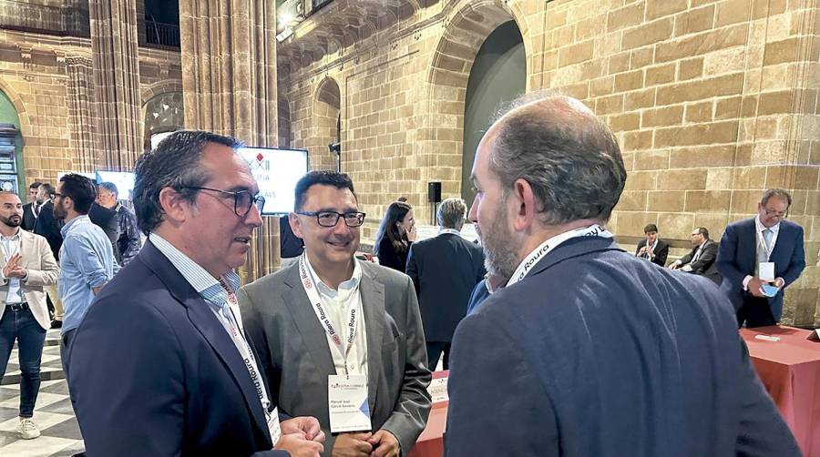 Rubén Ibáñez y Manuel García, presidente y director de la Autoridad Portuaria de Castellón, en la lonja de cereales del Mediterráneo.