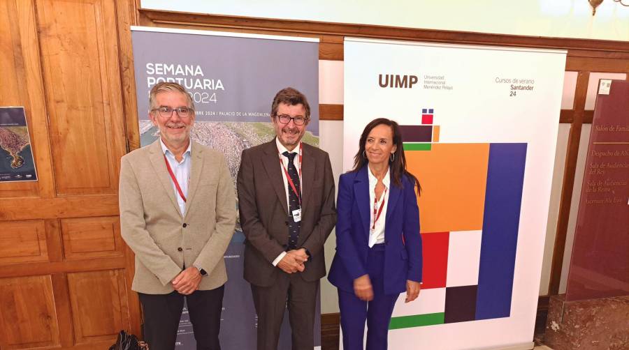 Desde la izquierda: César Díaz, presidente de la Autoridad Portuaria de Santander; Alvaro Rodriguez Dapena, presidente de Puertos del Estado; Beatriz Corredor, presidenta de Redeia. Foto J.P.