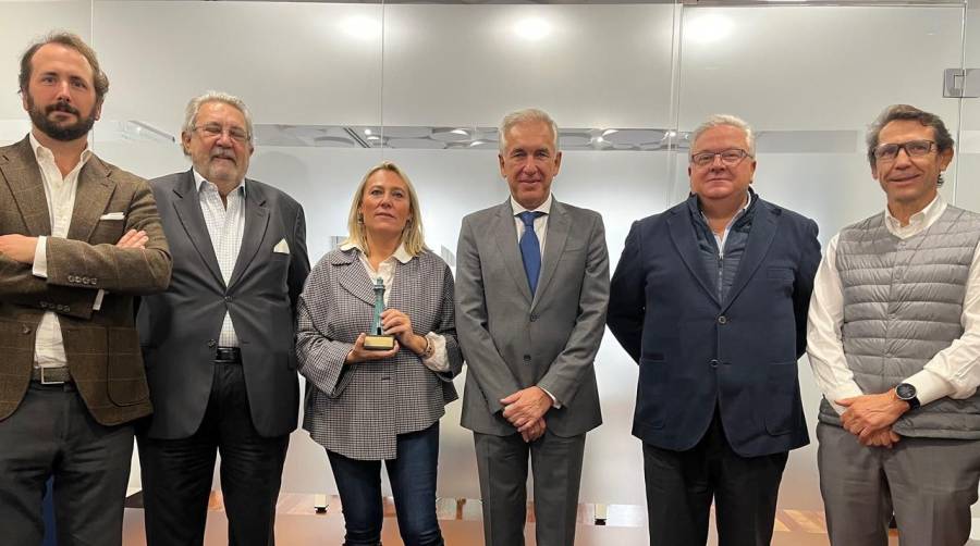 Paloma Ruiz del Portal (tercera por la izquierda) recibió el primer premio.