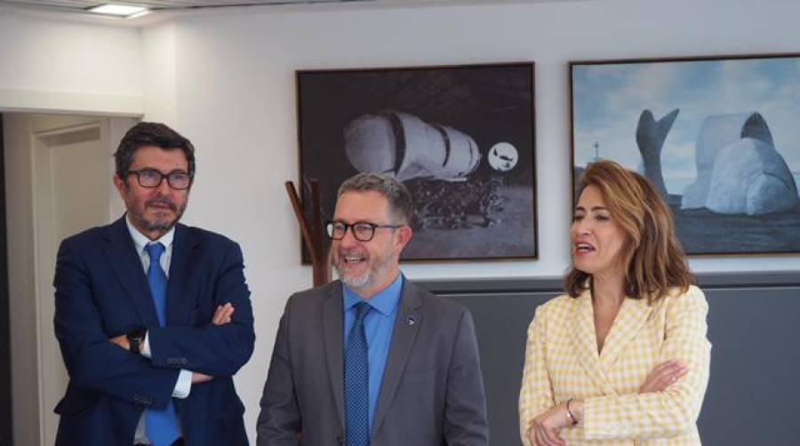 Álvaro Rodríguez, el presidente de Puertos del Estado; Saül Garreta, presidente de la APT y Raquel Sánchez, ministra de transportes, movilidad y agenda urbana.