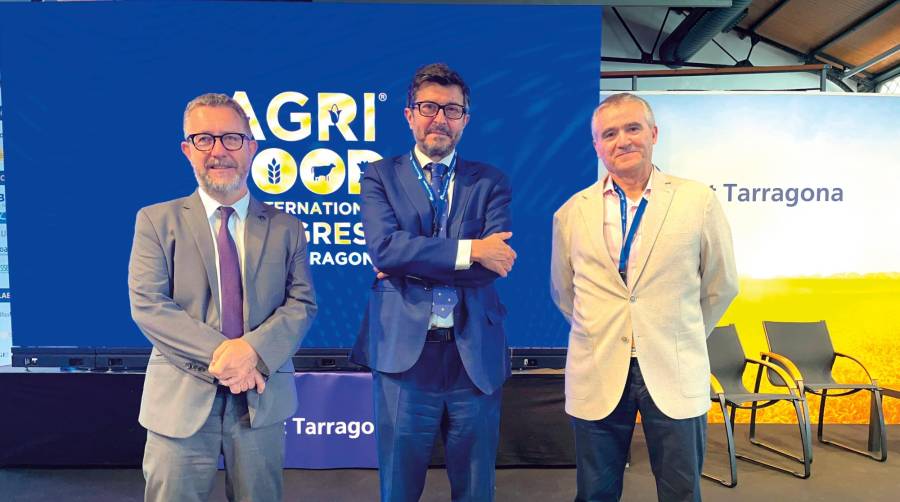 Saül Garreta, presidente del Port de Tarragona; Álvaro Rodríguez Dapena, presidente de Puertos del Estado; y José Luis Agüero Monedero, subdirector general de Producciones Ganaderas y cinegéticas del Ministerio de Agricultura, Pesca y Alimentación. Foto: J.P.