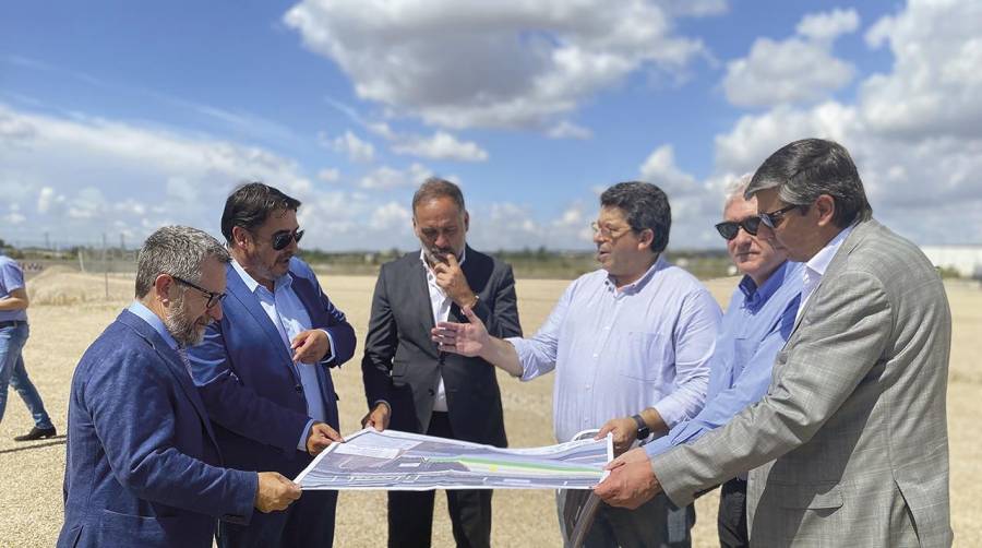 Saül Garreta (en primer término), presidente del Port de Tarragona, ha conocido de cerca el estado de las obras.