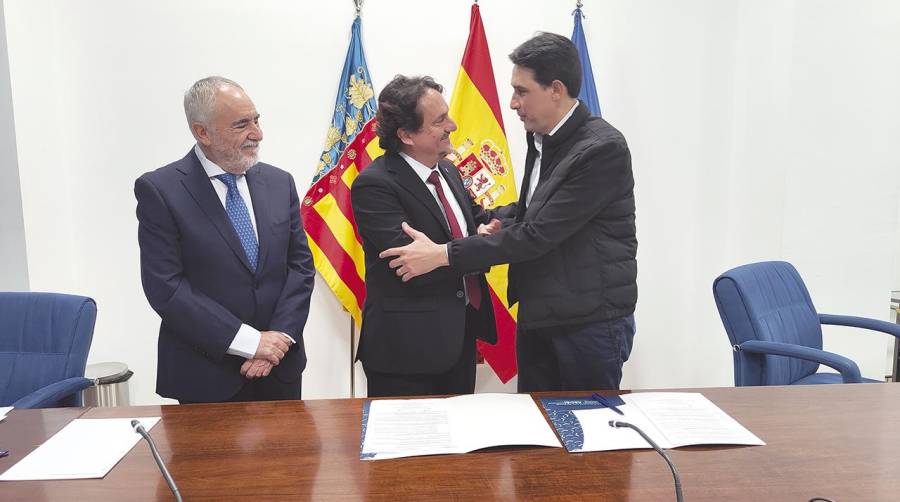 Imagen de la firma del convenio. Francesc Sánchez, presidente de la Fundación Valenciaport; Antonio Torregrosa, director general de la Fundación Valenciaport y Silvio Costa, ministro de Puertos y Aeropuertos de Brasil.