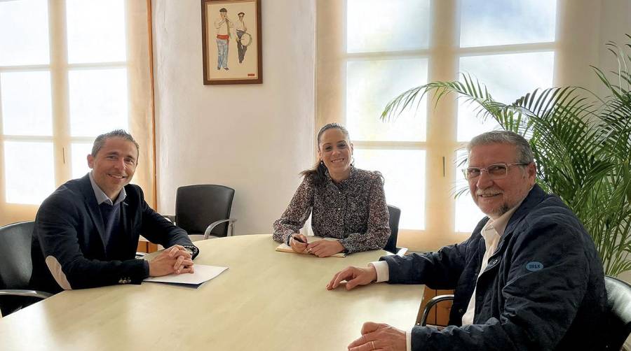 Ramón Balaguer, secretario del Consejo de Administración y Jefe de Relaciones Institucionales de PortCastelló, Ester Giner, teniente de alcalde del Grao y Juan Gallén, representante de la Fundación PortCastelló.