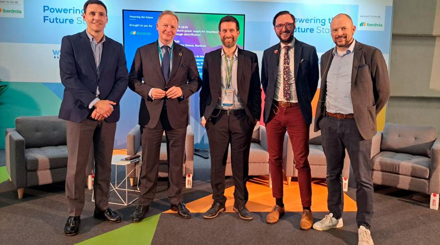 Desde la izquierda: Andima Ormaetxe, director de Operaciones, Comercial, Logística y Estrategia de la Autoridad Portuaria de Bilbao; Roland Teixeira de Mattos, presidente de la European Onshore Power Supply Association; Pedro Otazua, OPS Projects Development Manager, Iberdrola; Maximilian Schnippering, jefe de Sostenibilidad de Siemens Gamesa Renewable Energy; Mikael Hougs, Head of Business Development Offshore Wind, Stillstrom. Foto J.P.