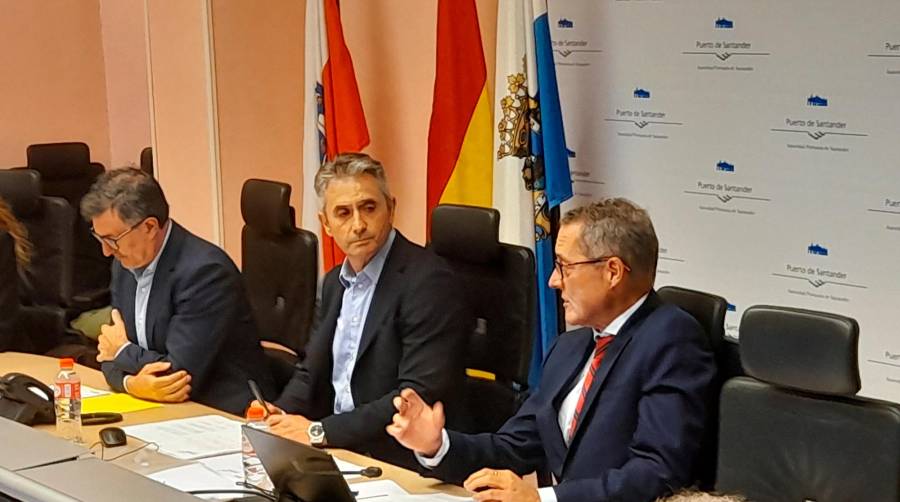 Tomás Dasgoas, presidente de la Cámara de Comercio de Cantabria (centro), es el nuevo presidente del Consorcio de la Zona Franca de Santander (CZFS). A la izquierda, Francisco Fernández Mañanes, delegado especial del Estado en el Consorcio y vicdepresidente del CZFS, y a la derecha, Fernando Cámara, director del CZFS.