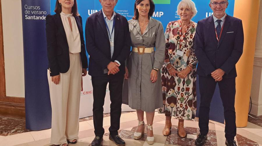 De izquierda a derecha: Pilar Parra, directora corporativa de Puertos del Estado; Carlos Andradas, rector de la UIMP; Gema Igual, alcaldesa de Santander; Teófila Martínez, presidenta de la Autoridad Portuaria de Cádiz y presidenta de RETE; y César Díaz, presidente de la Autoridad Portuaria de Bilbao. Foto J.P.