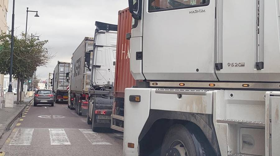 Las rutas de acceso al puerto de Valencia se tuvieron que adecuar y los camiones inundaron la ciudad.