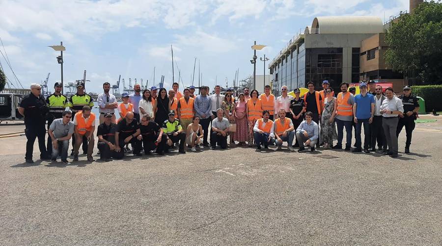 La Fundación Valenciaport, el hospital La Fe, Aena y el Consorcio Provincial de Bomberos de València, en colaboración con la Autoridad Portuaria de València, han organizado esta demostración. Asistentes al piloto..